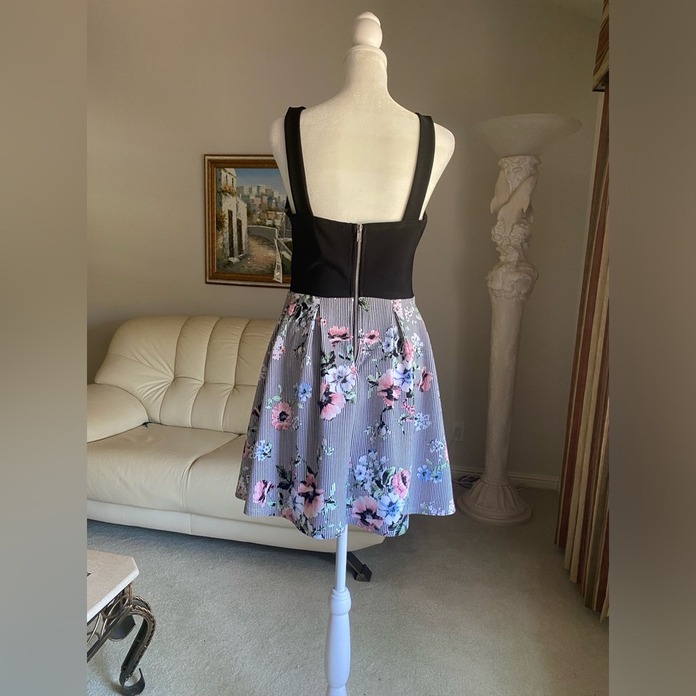 Dress size 3 USA Black top with striped and flowery color - Picture 5 of 10